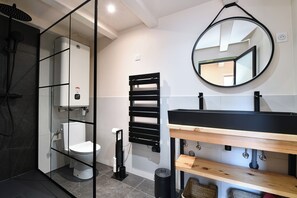 2° Salle de bain avec douche et double vasques