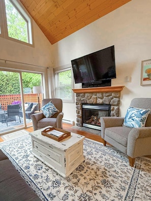 Living room.
Natural Gas Fireplace.
Lazyboy recliners.
Casting TV