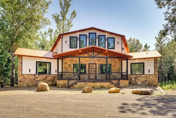Broken Bow Vacation Rental | 2BR | 3BA | Steps Required | 2,500 Sq Ft