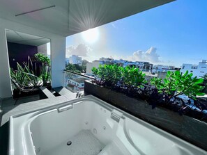 Outdoor spa tub