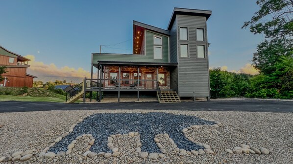 Modern style cabin with rooftop spa, fire pit, game room, & 4 bdrms w/ ensuites.