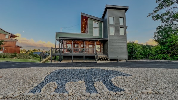 Modern style cabin with rooftop spa, fire pit, game room, & 4 bdrms w/ ensuites.