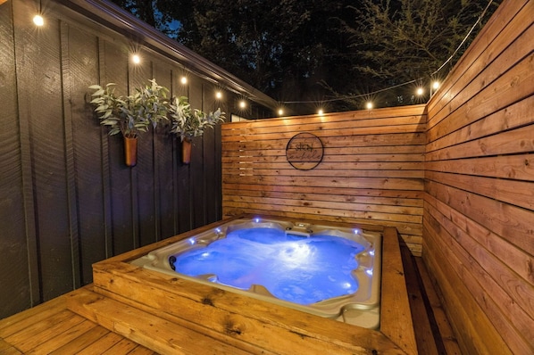 Outdoor spa tub