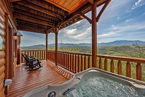 Hot tub bliss with unbeatable Smoky Mountain scenery