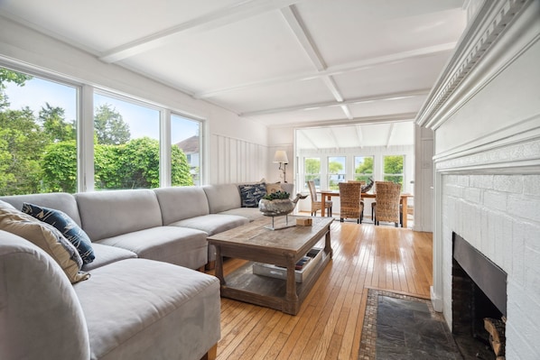 Welcome to the living area with plenty of seating for everyone! The fireplace is non-operable.