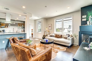 Living Room | Free WiFi | Central A/C & Heat | Smart TV