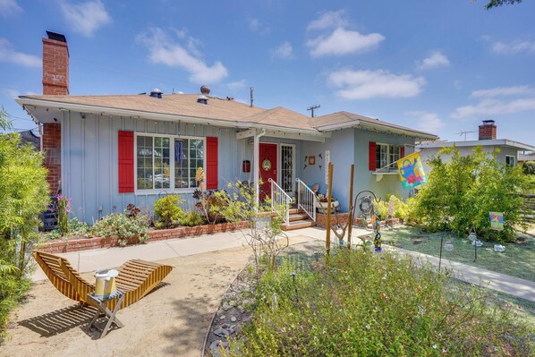 Long Beach Vacation Rental | 2BR | 2BA | 4 Steps to Enter | 1,200 Sq Ft
