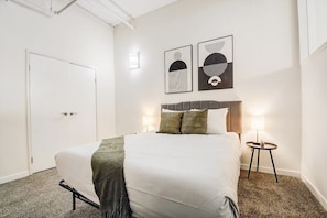 Bedroom 1 - Queen bed