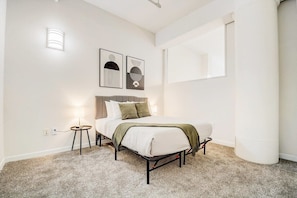 Bedroom 1 - Queen bed