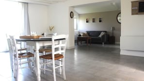 Un bel espace de vie avec le salon et la salle Ă manger