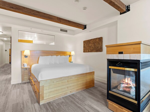 King Bed / Fireplace