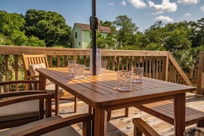 Back deck entertaining area, seating for 6, and umbrella 