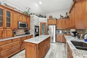 Designed with the best of luxury and functionality in mind, this kitchen has everything you need to channel your culinary creativity!