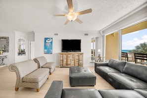 20-web-or-mls-7115 Thomas Dr 201-15