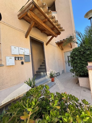 Entrance. With elevator. Kitchens