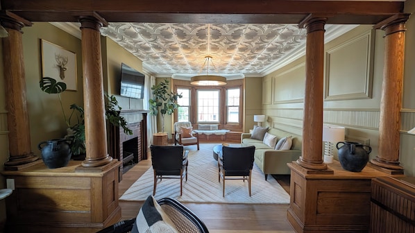 Living room - Seating area and RokuTV