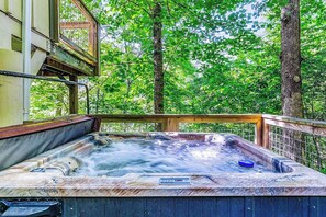 Hillside Hideaway's bubbling hot tub