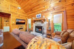 Bear-burgh On The Lake's cozy living area