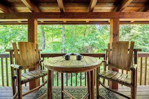 Bear-burgh On The Lake's relaxing deck