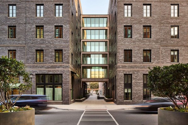 The Ann Savannah, Apartments by Marriott Bonvoy - entrance facing the street.