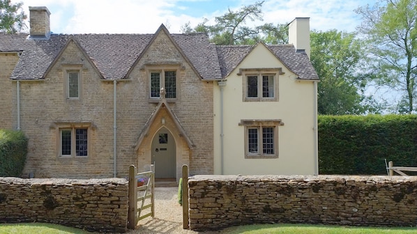 Hare Cottage is your escape to this picturesque region of the Cotswolds