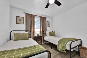 Bedroom with 2 twin beds