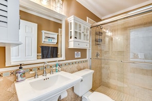 This en-suite bathroom to the master bedroom comes with all your shower essentials with a spacious walk-in shower