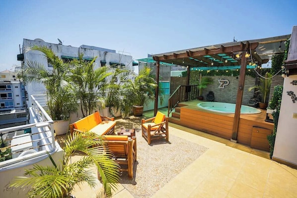 Outdoor spa tub
