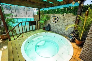 Indoor spa tub