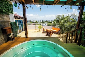Outdoor spa tub