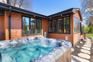 Outdoor spa tub