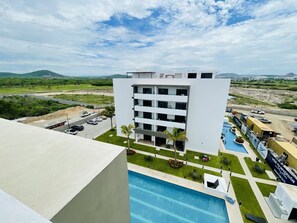 Marina Cerritos: Rooftop, Pools & Near Beach (1784)