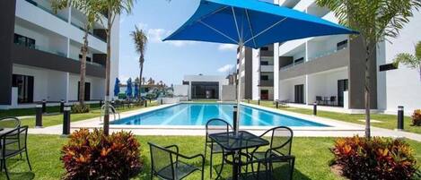 Marina Cerritos: Rooftop, Pools & Near Beach (1730)