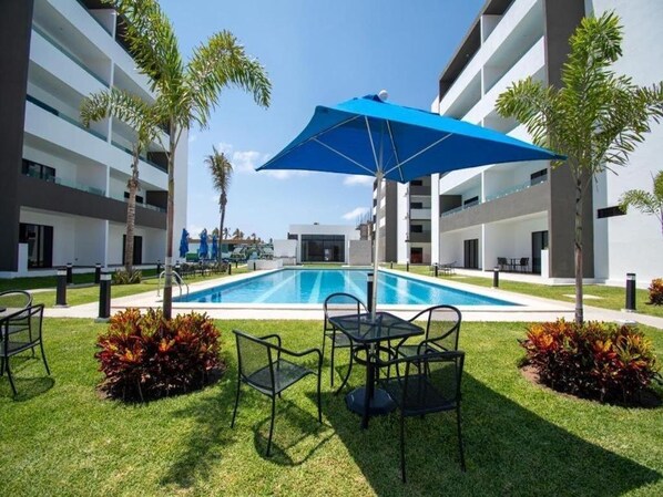 Marina Cerritos: Rooftop, Pools & Near Beach (1730)