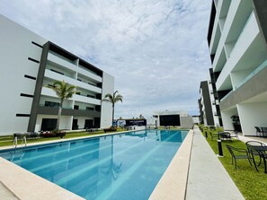 Marina Cerritos: Rooftop, Pools & Near Beach (1775)