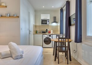 Cuisine aménagée et équipée avec machine à laver le linge