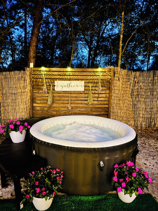 Outdoor spa tub