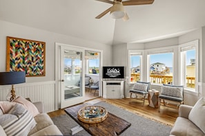 SNH503: Blue Pearl | TL Living Area - Views of the Ocean, Access to Sun Room
