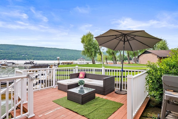 Lakeside charm with private docks and lush lawn space—perfect for waterfront living or short-term rental potential! 🚤🌿