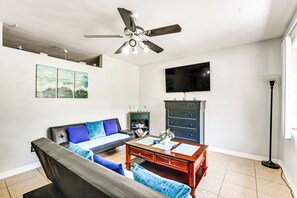 Living Room | 2 Futons | Smart TV | Free WiFi | Books