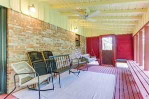 Screened Porch | Single-Story Home