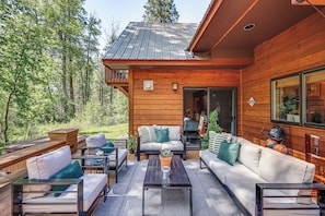 Deck | Gas Grill | Outdoor Dining Area | Yard Games | Lounge Seating