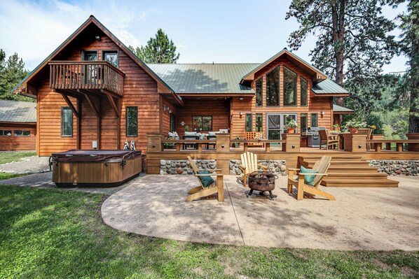 Naches Vacation Rental | 4BR | 3BA | 3,100 Sq Ft | 5 Steps to Enter