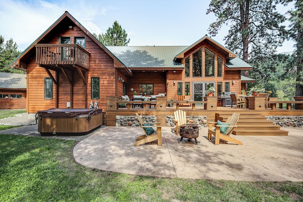 Naches Vacation Rental | 4BR | 3BA | 3,100 Sq Ft | 5 Steps to Enter