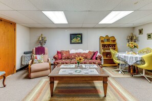 Living Room | Full Sleeper Sofa | Smart TV | Free WiFi | Central Heating & A/C