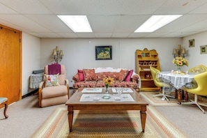 Living Room | Full Sleeper Sofa | Smart TV | Free WiFi | Central Heating & A/C