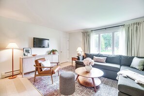 Living Room | Queen Sleeper Sofa | Free WiFi