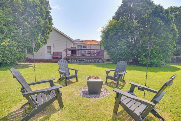 Colchester Vacation Rental | 2BR | 1.5BA | 3 Steps to Enter | 1,000 Sq Ft