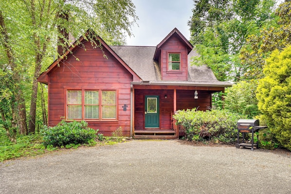 Gatlinburg Vacation Rental | 2BR | 2BA | 1,608 Sq Ft | 3 Steps to Enter
