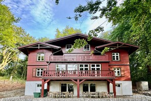 Stugans exteriör [sommar]